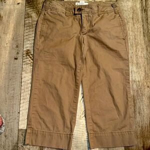 GAP favorite Khaki CAPRI‎ Pants- size 4